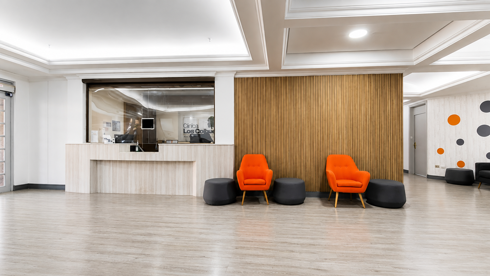 Recepción y hall terminados en Clínica Los Coihues