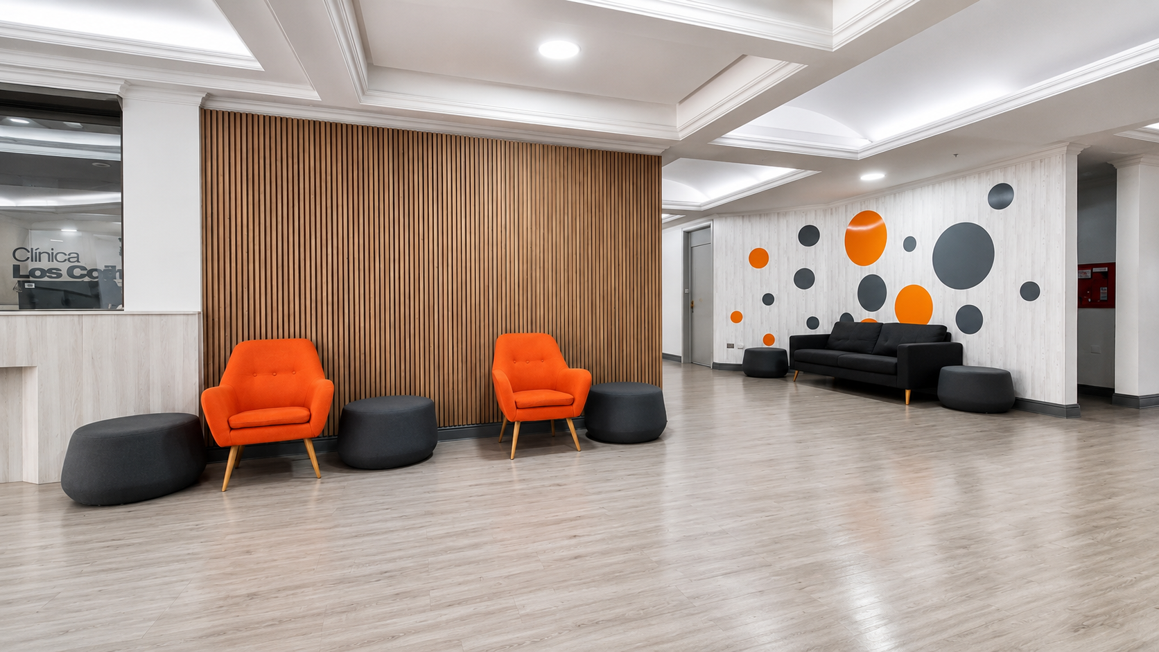 Hall renovado de Clínica Los Coihues en Estación Central