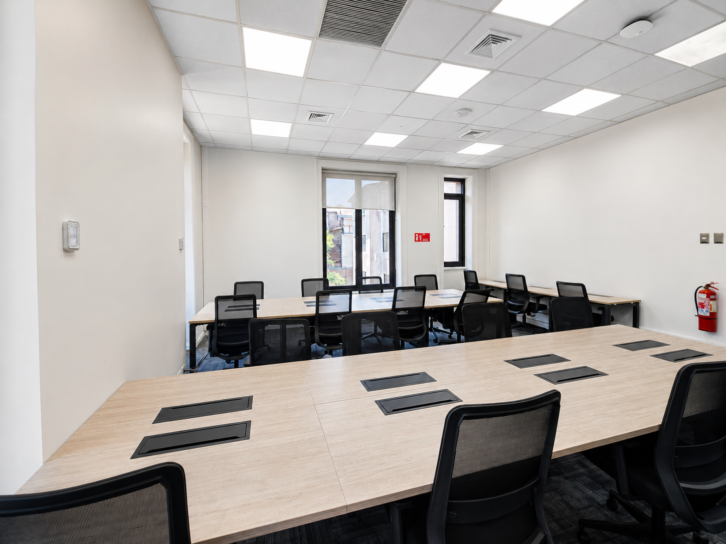 Sala de reunión terminada en Clínicas ACHS Salud