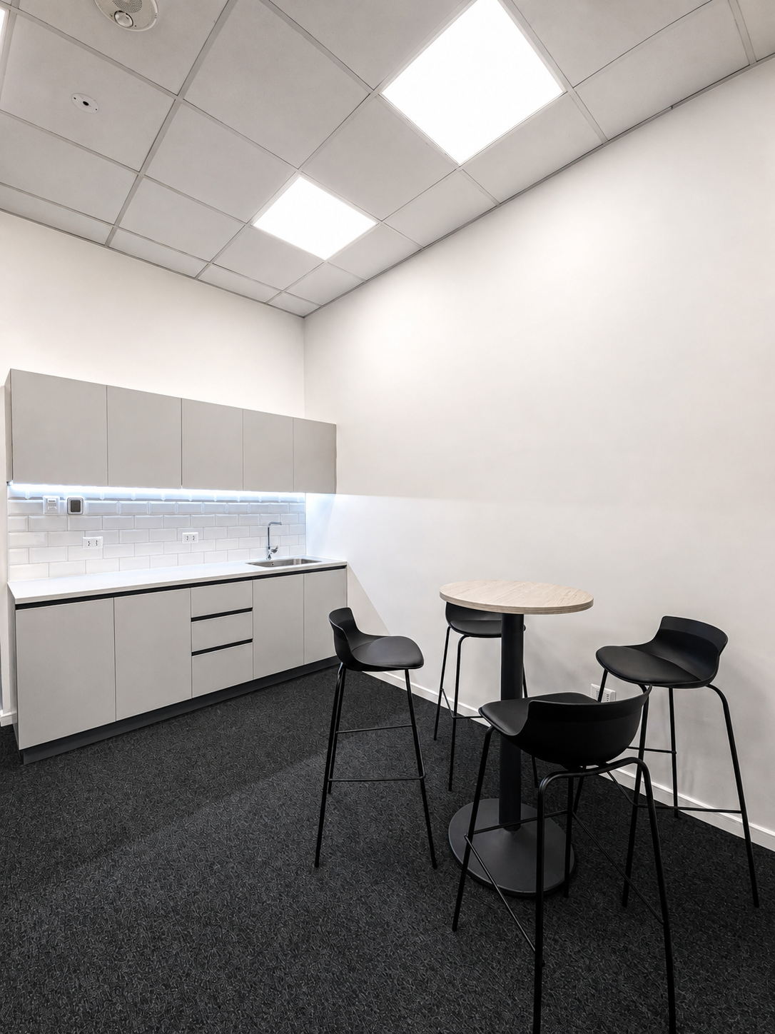 Kitchenette y área de encuentro de Clínicas ACHS Salud