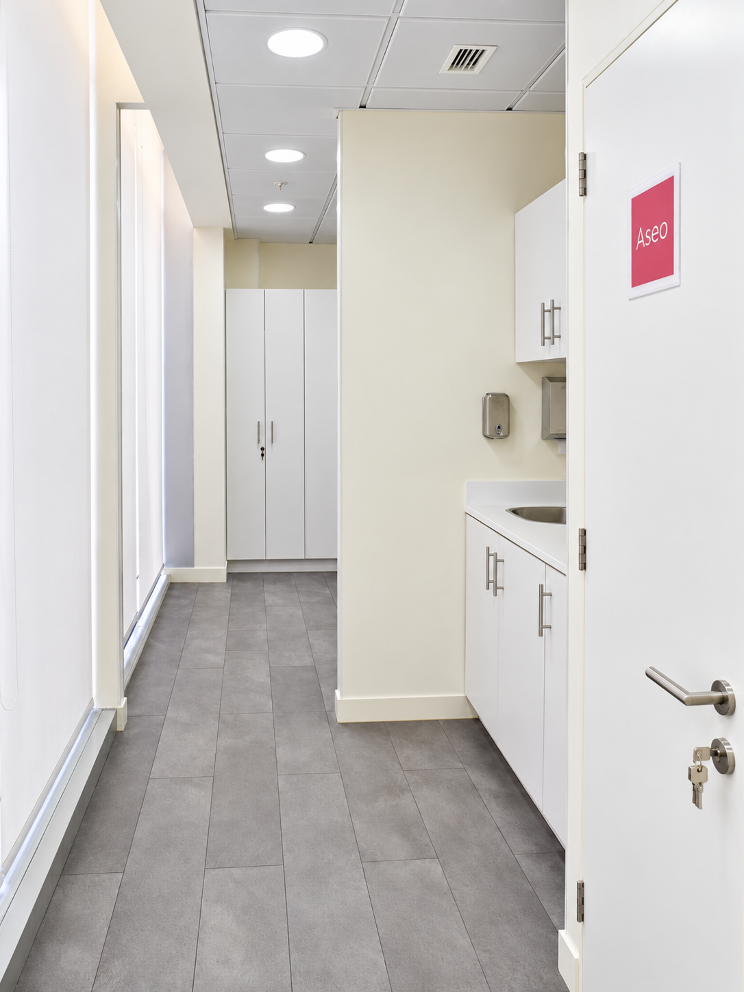 Acceso al baño con mueble lavamanos en GAES Apoquindo
