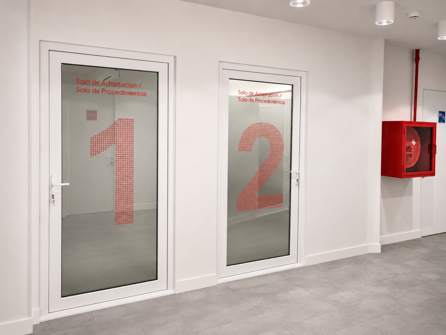 Puertas vidriadas numeradas de salas en GAES Apoquindo