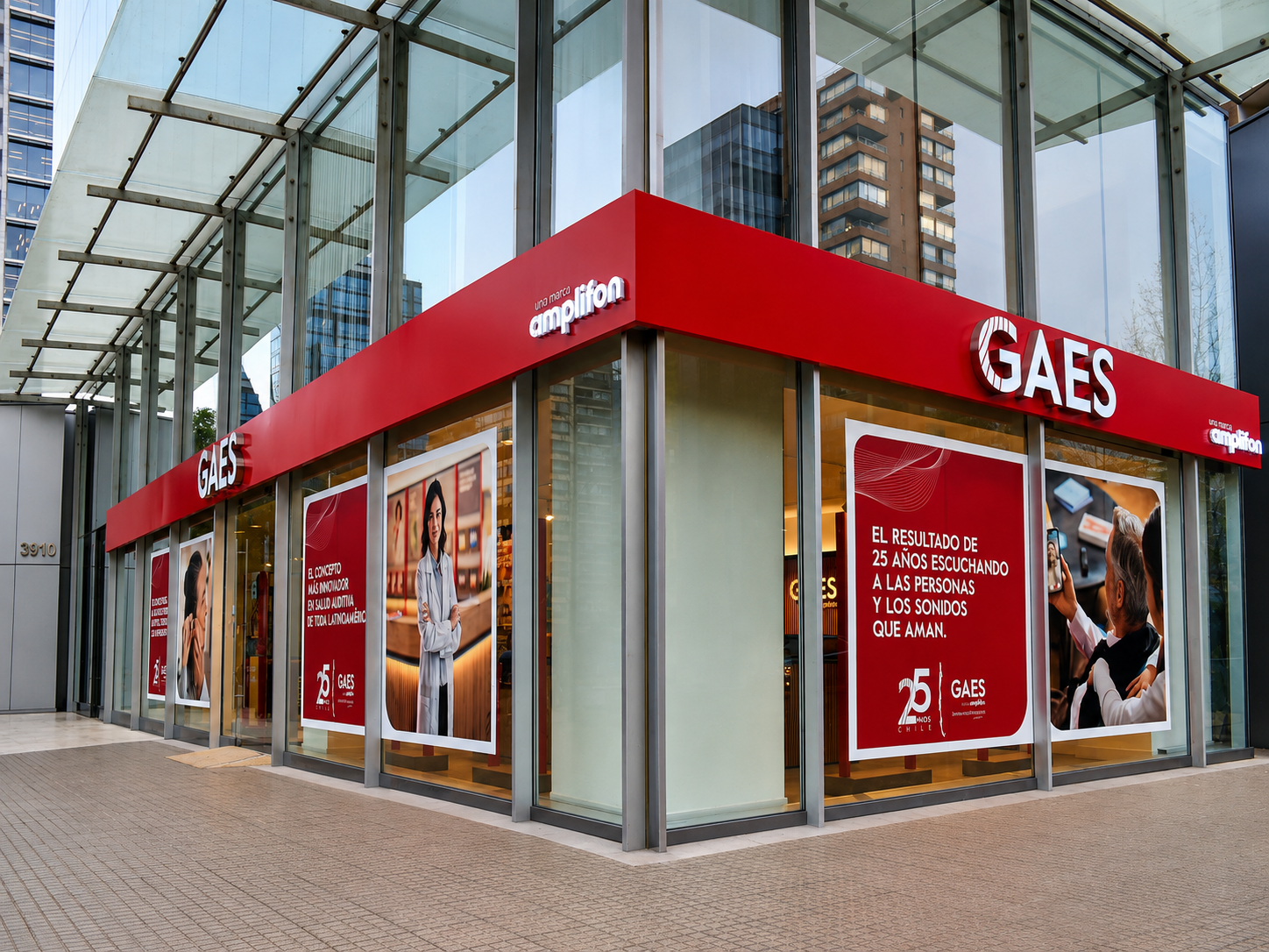 Fachada de esquina del proyecto GAES Apoquindo en Las Condes