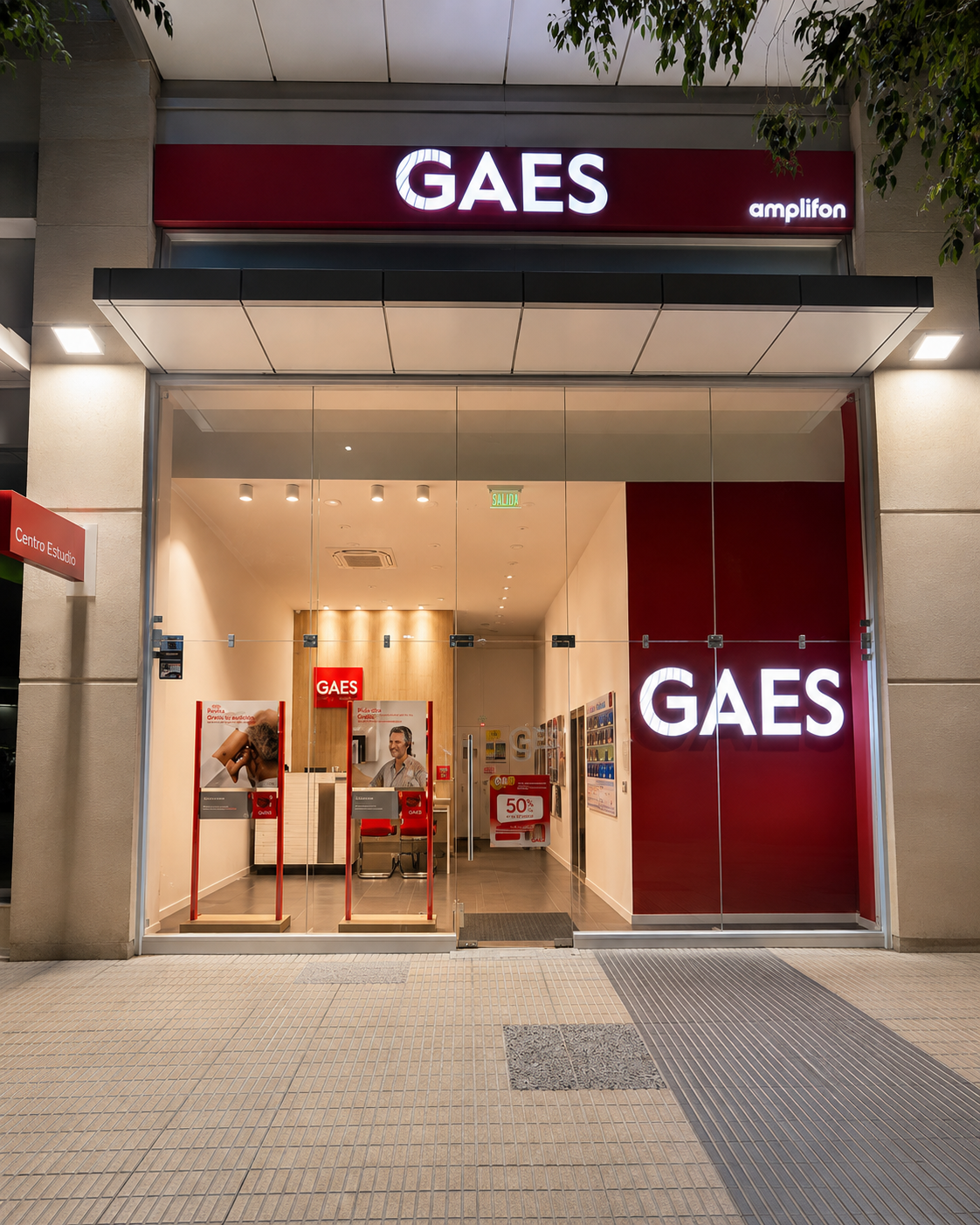 Acceso de local GAES en centro comercial