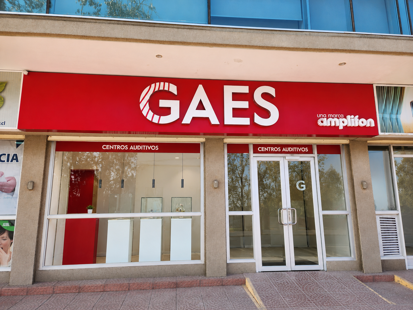 Local GAES integrado en una fachada comercial