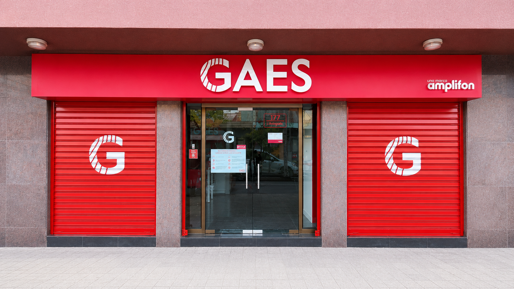 Fachada roja de local GAES a nivel de calle