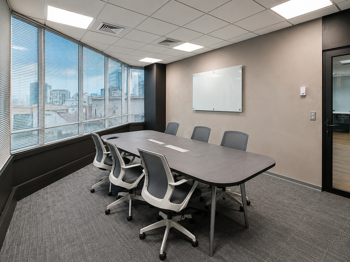 Mesa de reuniones junto a fachada vidriada en Smart Partners